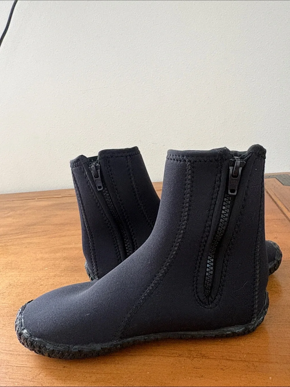 Neosport sleek black